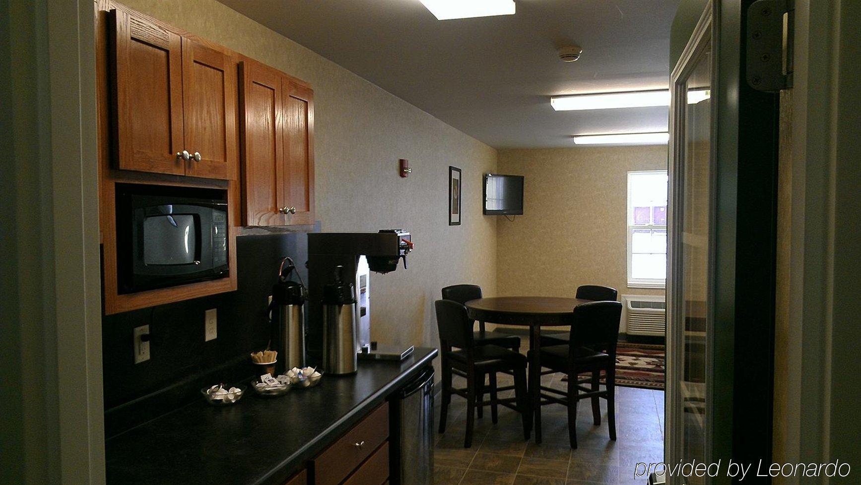 Red Roof Inn & Suites Дикинсън Екстериор снимка