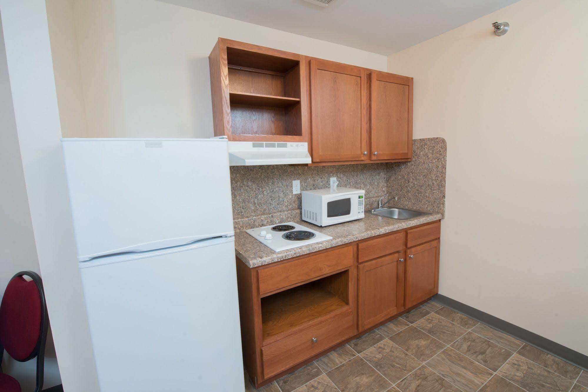 Red Roof Inn & Suites Дикинсън Екстериор снимка