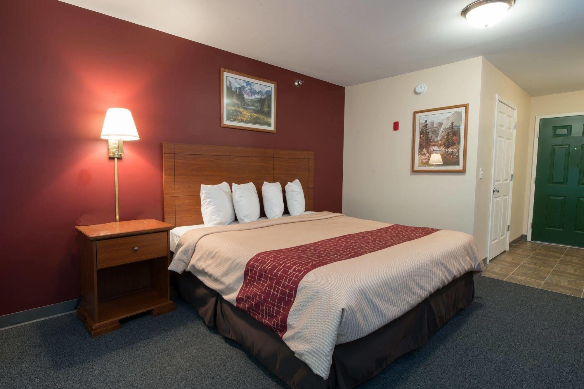Red Roof Inn & Suites Дикинсън Екстериор снимка